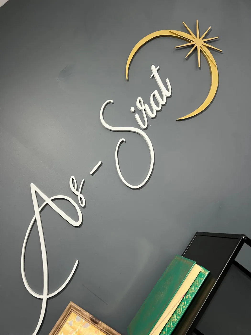 Photographie authentique AS-SIRAT — Notre enseigne AS-SIRAT, dans notre établissement d’Audincourt.