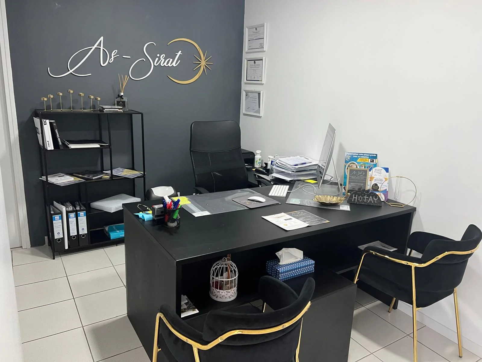 Bureau d’accueil AS-SIRAT, mobilier noir et doré et espace de conseil
