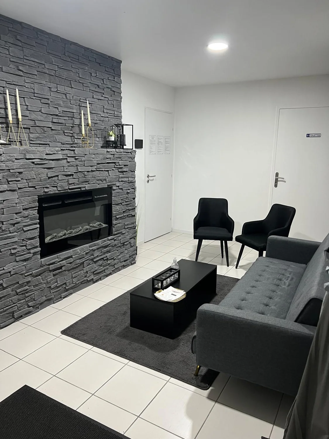 Salon de recueillement AS-SIRAT, avec cheminée décorative et assises