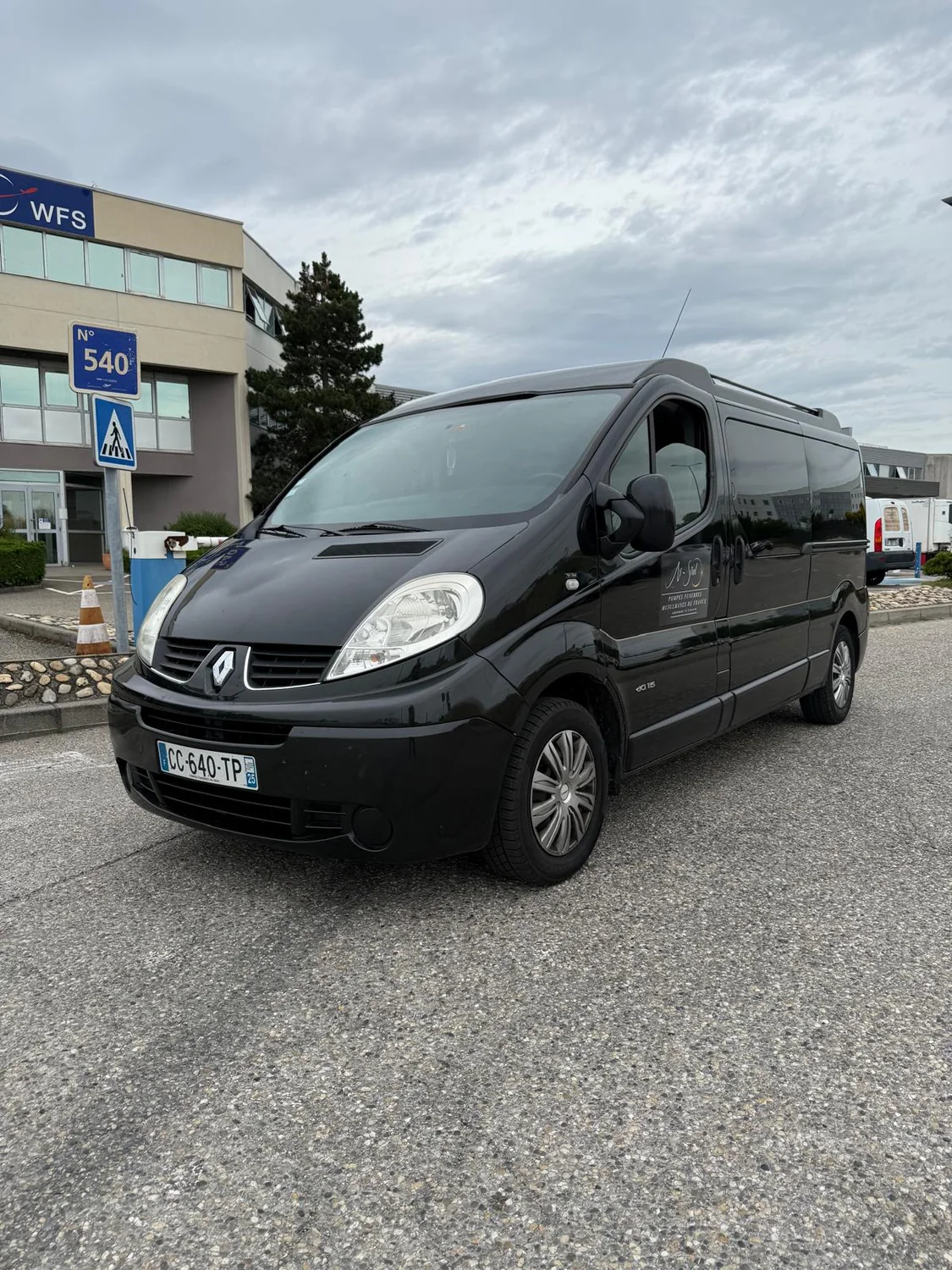 Véhicule de transport funéraire AS-SIRAT, photographié en situation réelle